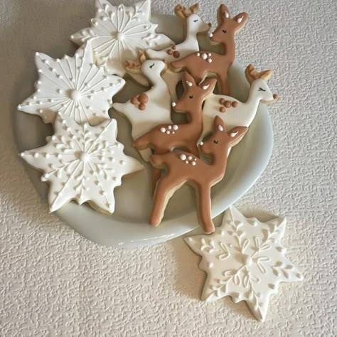 Christmas Deer Cookies, Deer Gingerbread Cookies, Deer Royal Icing Cookies, Deer Sugar Cookies Decorated, Reindeer Christmas Cookies, Reindeer Sugar Cookies Decorated, Deer Cookies Decorated, Deer Sugar Cookies, Gingerbread Deer