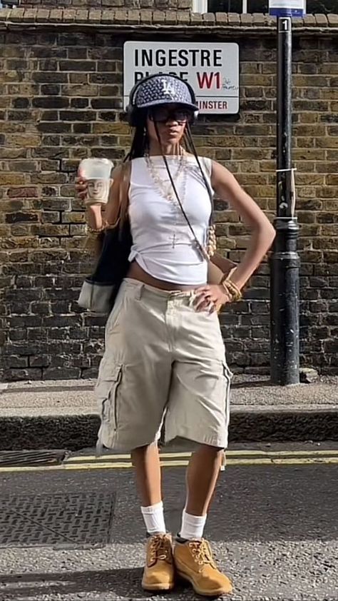 Shorts And Timberlands Outfit, Timberland Summer Outfits, Timberland Boots Outfit Summer, Timberlands Outfit, Women Summer Streetwear, Timberland Outfits Women, Timbs Outfits, Outfit Ideas Street Style, Jorts Outfit