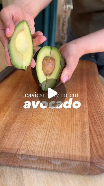 Sanaz on Instagram: "easiest way to cut an 🥑🔪 avocado without striking the pit & spooning out the flesh! 

#avocado #avocadolove #kitchenhacks" How To Cut Avocado, In The Flesh, Kitchen Hacks, Avocado, Instagram