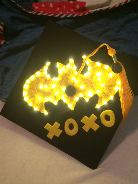 Lighted batman graduation cap. University of Texas at Dallas - Spring 2017 Batman Graduation Cap Ideas, Nightmare Before Christmas Graduation Cap, Batman Graduation Cap, Batman Graduation, University Of Texas At Dallas, Batman Decor, Graduation Poster, Grad Cap Designs, Batman Stuff