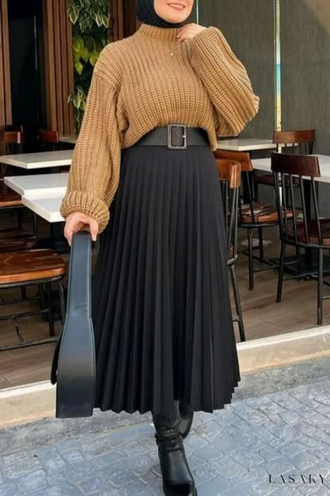 Lasaky - Pleats and Prints A Perfect Vacation Skirt Long Pleated Skirt Outfit, Winter Midi Skirt Outfit, Black Pleated Skirt Outfit, Flowy Skirt Outfit, Long Black Skirt Outfit, Winter Midi Skirt, Midi Skirt Outfit Ideas, Black Leather Midi Skirt, Culottes Skirt