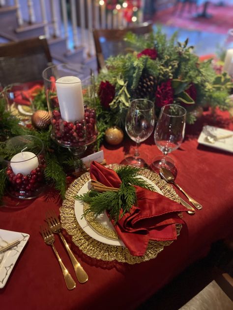 Christmas Tablescapes Red Tablecloth, Traditional Xmas Table Settings, Red Table Setting Christmas, Christmas Table Red And Green, Red And Gold Christmas Tablescape, Classy Christmas Table Settings, Christmas Table Red And Gold, Red Tablecloth Christmas Table, Red And Green Christmas Table Decor