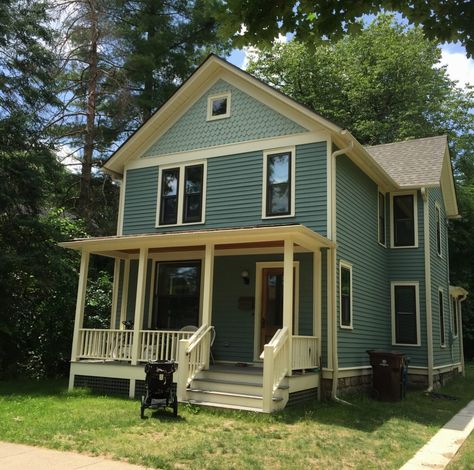 Remodeled Modest Queen Anne Victorian - Historic House Colors Victorian Exterior House, Folk Victorian House, Victorian House Colors, Farmhouse Exterior Colors, Dutch Colonial Homes, Victorian Homes Exterior, Queen Anne House, Victorian Exterior, Victorian Style House