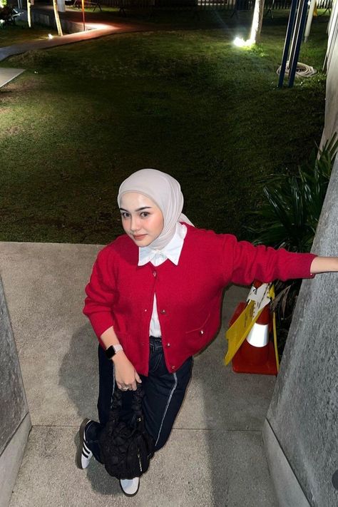 Follow Me ! Ootd Rok Hijab Remaja Outfit  Jeans #ootd #hijab #remaja Outfit Baju Merah, Brown Outfit Hijab, Maroon Sweater Outfit, Hijab Outfit Jeans, Red Tshirt Outfit, Casual Outfits Hijab, Outfit Ngampus, Casual Tshirt Outfit, Maroon Outfit