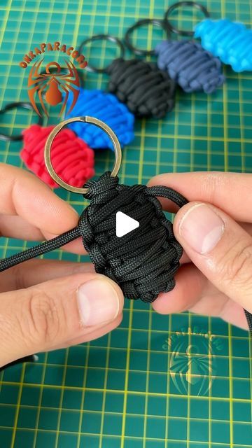 Paracord Keychain Diy Tutorials, Paracord Keychain Instructions, Paracord Projects Tutorials, Paracord Cross, Bracelets With String, Knot Keychain, Paracord Projects Diy, Paracord Bracelet Tutorial, Diy Bracelets With String