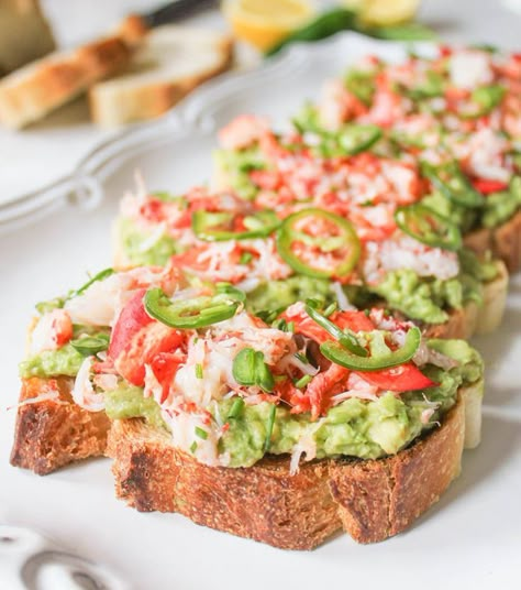 Lobster Avocado Toast via domesticate-me.com Roti Panggang, Avocado Dessert, Avocado Toast Recipe, Lobster Recipes, Seafood Appetizers, Avocado Recipes, Toast Recipes, Limes, Seafood Dishes