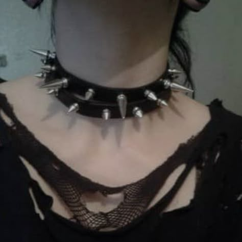 Choker Aesthetic, Alt Fits, Zayn Malik Video, Goth Kids, Goth Choker, Paris Girl, Neon Aesthetic, Beautiful Dark Art, Funky Jewelry