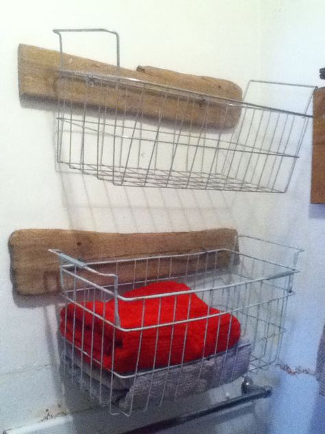 BASKET STORAGE: Reuse some old freezer baskets into something like this for storage. Could be used in any room! Wire Basket Ideas, Basket Upcycle, Upcycle Repurpose, Basket Uses, Flea Market Flip, Metal Baskets, Backyard Sheds, Funky Junk, Toy Organization