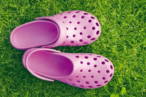 How To Paint Crocs Shoes Diy, Custom Crocs Paint, Painting Crocs Shoes Diy, Customize Crocs Diy, Crocs Painting Ideas, Custom Crocs Shoes Paint, Paint Crocs, Crocs Customize Paint, Acrylic Paint Bottles