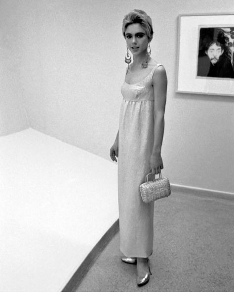 Edie Sedgwick Style, 60’s Aesthetic, The Guggenheim Museum, Edie Sedgwick, Museum Photography, Cafe Society, Edvard Munch, Sixties Fashion, Guggenheim Museum