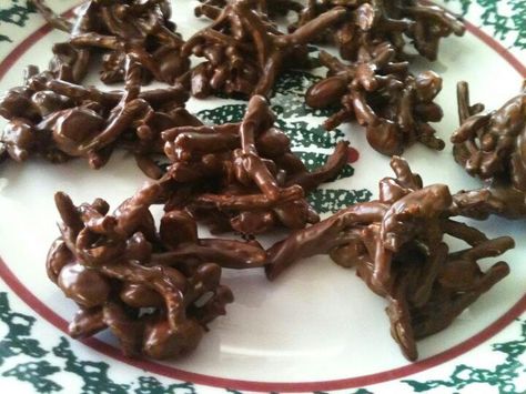 Chinese New year chocolate Chow Mein Noodle Cookies, Noodle Candy, Chocolate Haystacks, Russian Tea Cookies, Holiday Treats Recipes, Chow Mein Noodles, Candy Recipe, Chop Suey, Tea Cookies