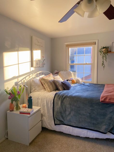 Small Room Ideas Full Size Bed, Cute Room Simple, Full Size Bed In Small Room, Room Inspo Bed, Girl Bedrooms Aesthetic, Teenage Room Aesthetic, Teenage Girl Bedrooms Aesthetic, Adult Room Decor, Bed Against Wall