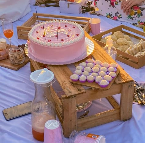 Birthday Party 22 Years, Bday Picnic, 28th Birthday Ideas, Beach Picnic Party, Birthday Sleepover Ideas, Birthday Picnic, Picnic Decorations, Picnic Birthday, 28th Birthday