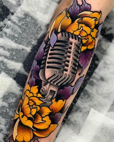 Traditional Tattoo Music, Mic Tattoo, Microphone Tattoo, Men Flower Tattoo, Neo Trad Tattoo, Tattoo Uk, Girl Back Tattoos, Music Tattoo Designs, Theme Tattoo