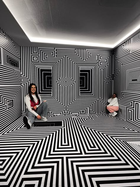 Ames Room Illusion, Twist Museum London, Clown Wedding, Ames Room, Photography Studio Design, Diy Graffiti, Gym At Home, Optical Illusions Art, Illusion Art