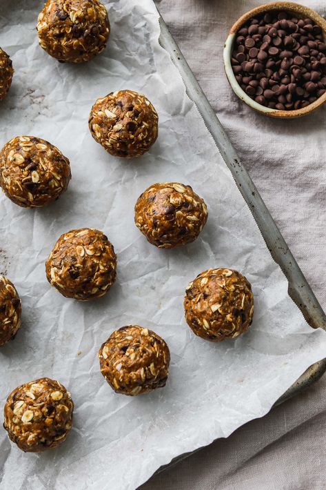 Almond Butter Energy Balls With Chocolate Almond Butter Energy Balls, Oats Chocolate, Homemade Trail Mix, Energy Bites Recipes, Meal Prep Snacks, Energy Ball Recipe, Protein Bar Recipes, Honey Oatmeal, Energy Balls