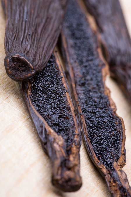 Black Vanilla Seed Pods with Seeds | Foodal.com Grow Vanilla Beans, Como Plantar Pitaya, Vanilla Planifolia, Vanilla Plant, Vanilla Beans, Gourmet Chef, Spices And Herbs, Vanilla Bean, Food Photo