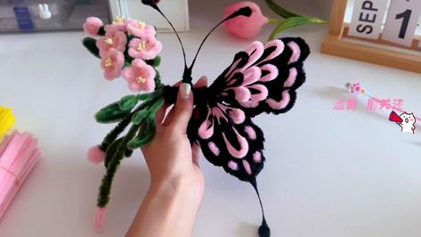 Fuzzy Wire, Chenille Stem Crafts, Pipe Cleaner Art, Pipe Cleaner Flowers, Butterfly Tutorial, Luxury Flower Bouquets, Hello Kitty Crafts, Weekend Crafts, Diy Pipe