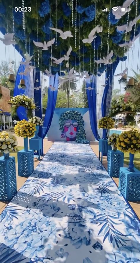 Indian Outdoor Wedding Decor, Reception Decoration Ideas, Asian Wedding Decor, Wedding Decorations Ideas, Wedding Venues Outdoor, Mehendi Decor Ideas, Wedding Decor Photos, Wedding Background Decoration, Wedding Entrance Decor