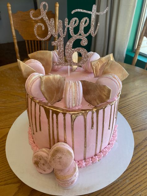 Gold Macaroons, Cake With Macarons, Sweet 16 Nails, Macaroon Cake, Sweet Sixteen Cakes, Sweet 16 Cake, Rose Gold Cake, Birthday Party Treats, Gold Drip