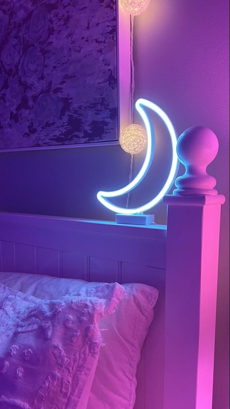 Purple Lights Room Aesthetic, Euphoria Aesthetic Room Decor, Euphoria Aesthetic Room, Euphoria Room Aesthetic, Purple Vibe Aesthetic Room, Dorm Rooms Decorating, Room Ideas Led Lights, Dorm Room Decor Ideas, Ombre Wallpaper Iphone