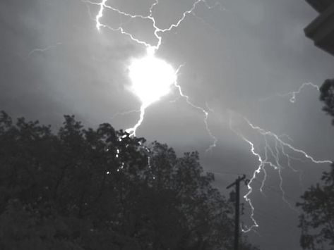 Ball lightning is one of the most unusual and unexplained type of lightning. It is, technically speaking, a luminous, spherical atmospheric electrical phenomenon, which just means it is a round, glowing ball of electricity. Ball lightning is so rare that hard scientific data on this freak of nature remains scanty, but scientists have been able to replicate the phenomenon in the laboratory setting. Ball lightning is associated with thunderstorms, but last much longer than the split-second bolt li Ball Lightning, Storm Pictures, Lightning Storms, Nature Reference, Wall Of Water, Midland Texas, Breathtaking Nature, Amarillo Texas, Wild Weather