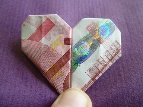 marly design: geld hartje vouwen / folding money heart Money Heart, Folding Money, Life Is A Gift, Diy Presents, Creative Gift Wrapping, Irish Wedding, Money Gift, Craft Blog, Paper Crafts Cards