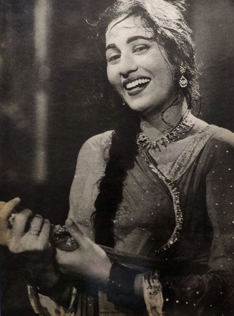 Old Actress Indian, Madhubala Actress, Rekha Actress, Bollywood Retro, 90s Bollywood Aesthetic, Old Film Stars, 60s Women, Bollywood Pictures, Retro Bollywood