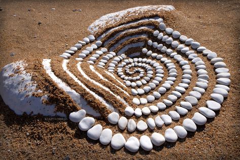 Alterna, 2022, created at the Land Sand Stone Festival by Jon Foreman. Pebble Sculpture, Costa Rica Art, Spirals In Nature, Landscape Sculpture, Jon Foreman, Nature Mandala, Ephemeral Art, Rock Sculpture, Front Yard Garden Design