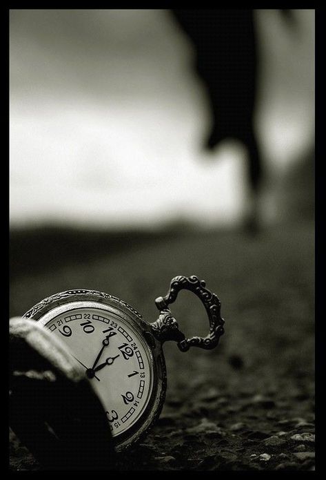 Foto Tips, Images Vintage, Foto Art, Depth Of Field, Tick Tock, Story Inspiration, Black N White, White Photo, Pics Art