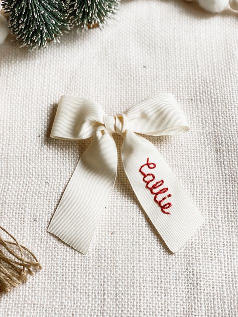 Embroidered Hair Ribbon, Personalized Hair Bows, Hand Embroidered Bow, Hair Bow Clips Diy, Embroidered Hair Bow, Embroidered Gifts Ideas, Embroidery Hair Bow, Bow Embroidery Design, Embroidered Bows