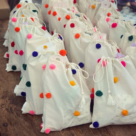 Party Favor Packaging Ideas, Party Favours For 1st Birthday Party, Pack For A Sleepover, Sustainable Party Bags, Party Animal Gift Bag, Party Pack Ideas, Party Bag Ideas For Kids, Cheap Party Bags For Children, Eco Party Bag Fillers