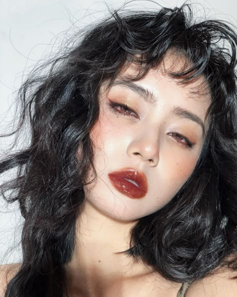 Soft Red Eyeshadow, Red Soft Makeup, Asian Vintage Makeup, Fall 2023 Makeup, Cherry Girl Makeup, Makeup Ideas Red Eyeshadow, Cherry Makeup Aesthetic, Japanese Makeup Style, Black Cherry Makeup