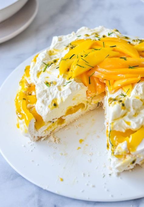 Easter Desserts Pavlova, Pavlova Mango Passion Fruit, Passion Fruit Pavlova Recipe, Chewy Pavlova Recipe, Summer Pavlova Recipe, Mango Pavlova Recipe, Pavlova Ideas, Mango Pavlova, Recipe For Pavlova