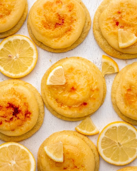 Lemon Crème Brûlée Cookies Lemon Curd Crème Brûlée Cookies, Lemon Creme Brulee Cookies, Lemon Baking Ideas, Cream Brulee Cookies, Crème Brûlée Cookies, Lemon Creme Brulee, Lemon Pastry Cream, Lemon Pastry, Lemon Baking