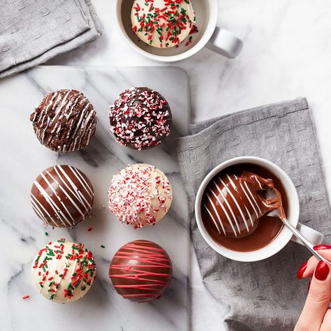 Here's Every Hot Cocoa Bomb You Need This Holiday Season Milk Chocolate Cookies, Hot Cocoa Party, Hickory Farms, Cocoa Party, Hot Cocoa Bomb, Peppermint Hot Cocoa, Hot Chocolate Drinks, Cookies Cream, Chocolate Smoothie