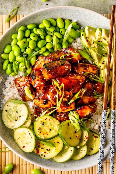 HONEY SRIRACHA GLAZED SALMON BOWLS Honey Sriracha Salmon Bowl, Asian Salmon Bowl, Honey Sriracha Salmon, Salmon Bowl Recipe, Sriracha Salmon, Salmon Bowls, Salmon Poke, Salmon Rice Bowl, Asian Cucumber Salad