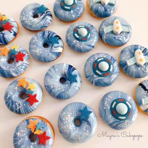 Donuts Space Theme, Planet Theme Birthday Party Food, Space Themed Food Ideas, Astronaut Birthday Party Ideas, Space Themed Food, Space Themed Desserts, Space Cupcakes, Modern Birthday Cakes, Christmas Gender Reveal