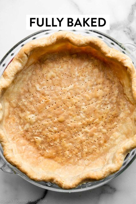 How to blind bake pie crust on sallysbakingaddiction.com Par Baked Pie Crust, Brownie Pie Recipe, Blind Bake Pie Crust, Homemade Banana Cream Pie, Beautiful Pie Crusts, Baked Pie, Pie Crust Dough, Meringue Pie Recipes, Baked Pie Crust