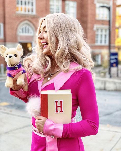 elle woods halloween costume, pink halloween costume, harvard law, girly halloween costume, unique halloween costume, cute halloween costume, halloween costume for girls Elle Woods And Emmett, Elle Woods Halloween, Elle Woods Halloween Costume, Blonde Couples, Bruiser Woods, Legally Blonde Outfits, Blonde Outfits, It Costume, Blonde Halloween