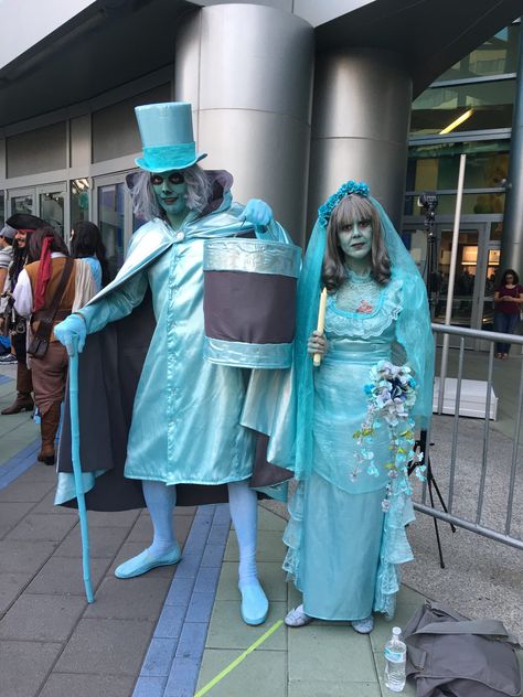 Top 23 Costumes at the 2017 D23 Expo / Haunted Mansion / Hatbox Ghost / Black Widow Bride The Haunted Mansion Costume, Hat Box Ghost Costume Diy, Hatbox Ghost Costume Diy, D23 Expo Costumes, Hatbox Ghost Costume, Haunted Mansion Bride Costume, Disney Haunted Mansion Costume, Haunted Mansion Trunk Or Treat, Disney Duo Costumes