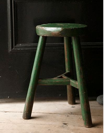 3 legged stool inspiration Green Stool, Three Legged Stool, Old Benches, Desk Stool, Diy Stool, Painted Stools, Wayfair Living Room Chairs, Vintage Stool, Leather Stool