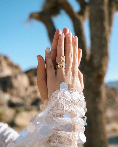 A dreamy desert wedding captured by @vivianfoxphotography - pure magic in every shot! 🌵😍✨ which one is your favorite? . . Go check out her page for more of her incredible work! . . . . . #wedding #weddingphotography #weddingphotographers #weddingphotographer #weddingphotos #shoottheveil #weddingposes #posingcatalogue #stvapp Wedding Desert Photoshoot, Desert Wedding Pictures, Desert Photoshoot, Wedding Desert, Outdoor Couple, Wedding Photography Tips, Couple Photoshoot Poses, Couple Photoshoot, Desert Wedding