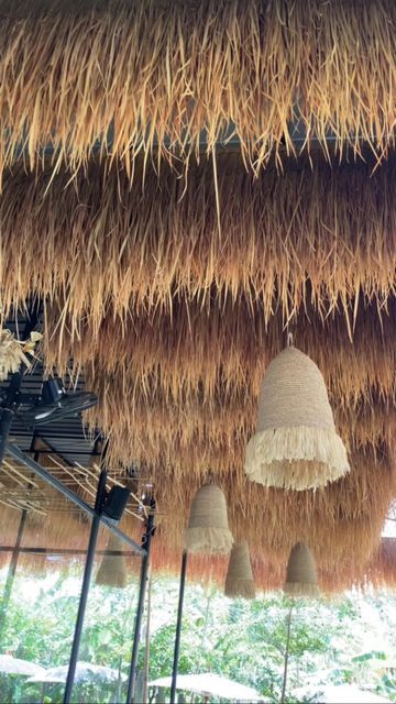 Straw Ceiling, Garden Inspo, Relaxing Space, Coastal Boho, Beach Bar, Coastal Design, Beach Bars, False Ceiling, Ceiling Decor