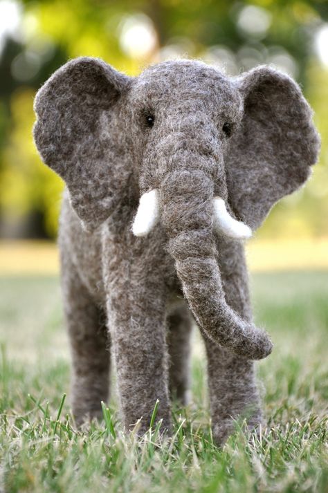 needle felted elephant Wool Needle Felting, Wool Animals, Needle Felting Tutorials, Needle Felting Projects, Wool Projects, Felting Tutorials, Elephant Art, African Elephant, Needle Felted Animals