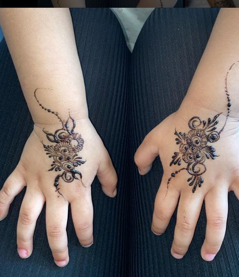 Henna Designs For Baby Girl, Kid Henna, Baby Mehandi, African Dress Patterns, Baby Mehndi, Baby Mehndi Design, Kids Henna, Simple Mehandi, Mehndi Mehndi