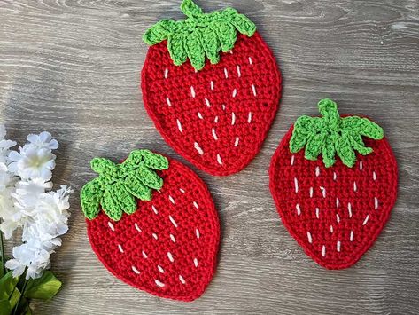 Crochet Strawberry Coaster, Strawberry Coaster, Crochet One Skein Projects, Strawberry Blanket, Crochet One Skein, Fruit Coasters, One Skein Projects, Strawberry Crafts, Strawberry Crochet