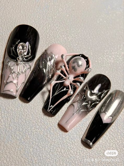 #halloweennails Alt Nails, Nail Halloween, Halloween Nail Art Ideas, French Manicures, Fake Nails Designs, Gel Nail Strips, Punk Nails, Gothic Nails, Anime Nails