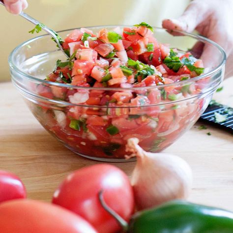 Receta de Pico de Gallo en 5 minutos Pico Recipe, Garden Fresh Salsa, Vegetarian Dip, Phd Degree, Fresh Tomato Salsa, Sample Meal Plan, Fresh Salsa, Garden Recipes, Fresh Tomatoes