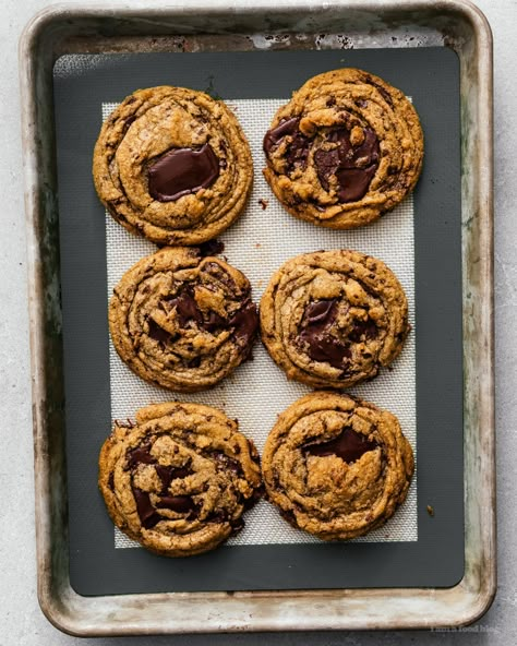 These rippled salted brown butter chocolate chip cookies are to die for: soft and chewy with pools of dark chocolate, crisp edges, and the salty nuttiness of browned butter. No mixer needed – it’s going to be your new fave! #brownedbutter #brownbutter #chocolatechipcookies #chocolatechipcookierecipe #recipes #cookies Chocolate Chip Cookies Salted Butter, Chocolate Chip Cookies Salted, Chocolate Crisp, Soft Caramels, Batch Baking, Brown Butter Chocolate Chip, Brown Butter Chocolate Chip Cookies, Small Batch Baking, Browned Butter